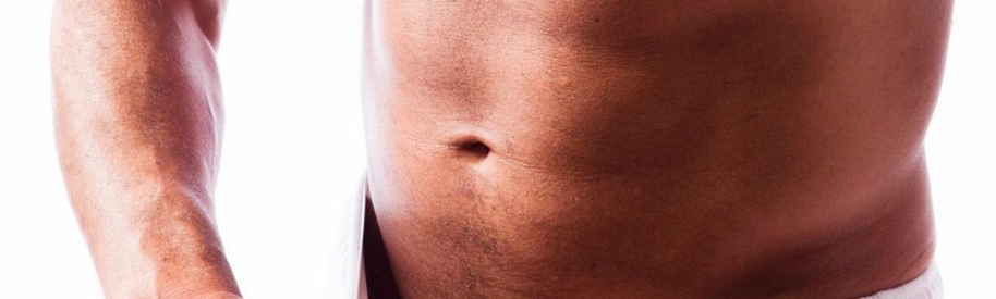 Muškarac povećava svoj penis pomoću vakum pumpe